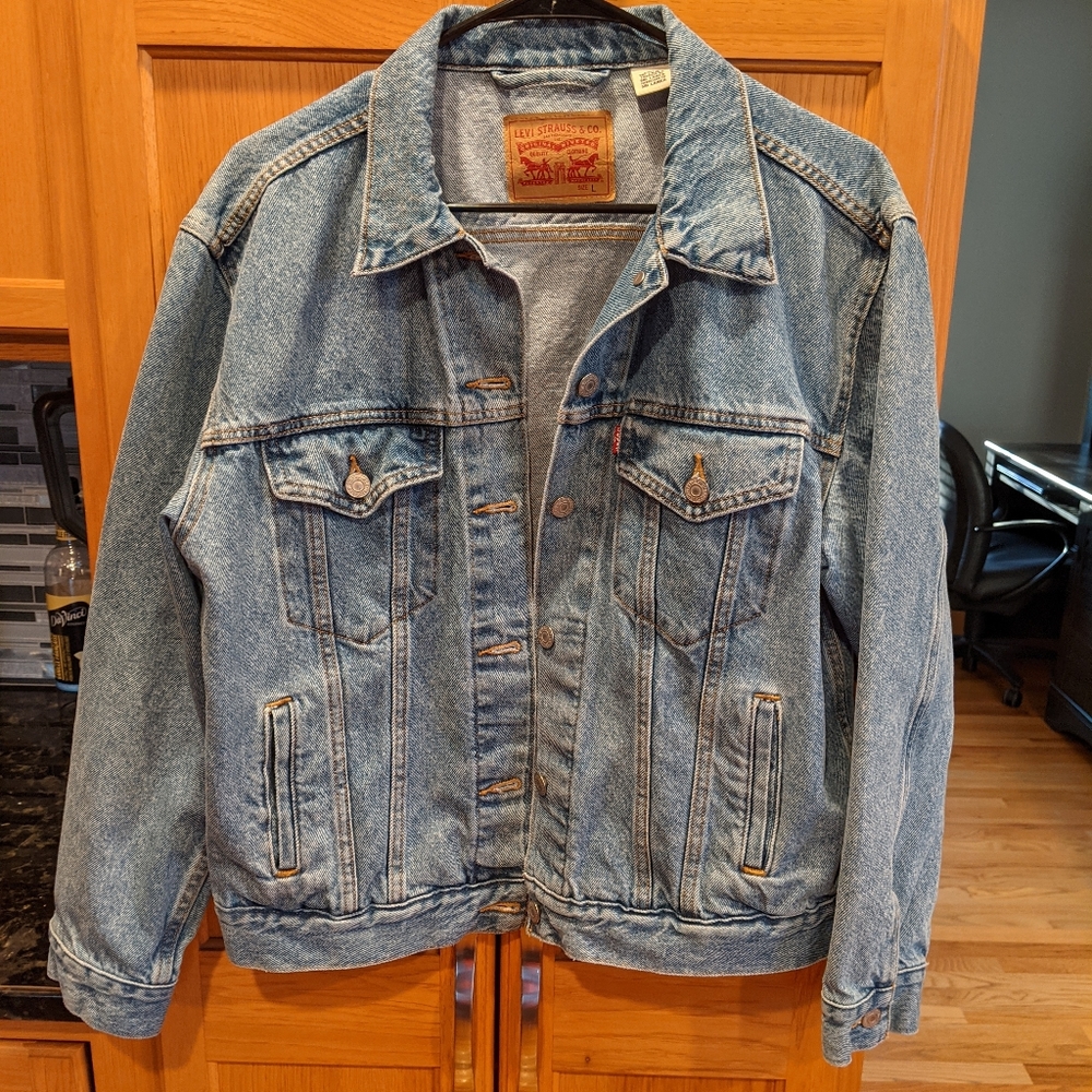 Women's Levi stone washed Blue jean jacket. Sz lg